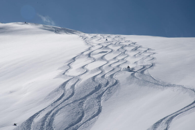 turkey_heliski_ski_trip_group_line_snow-91